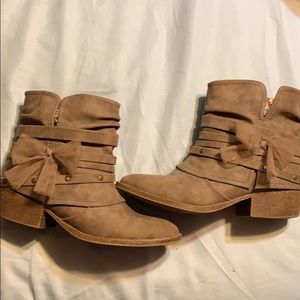 Brown Mudd girls short boots
